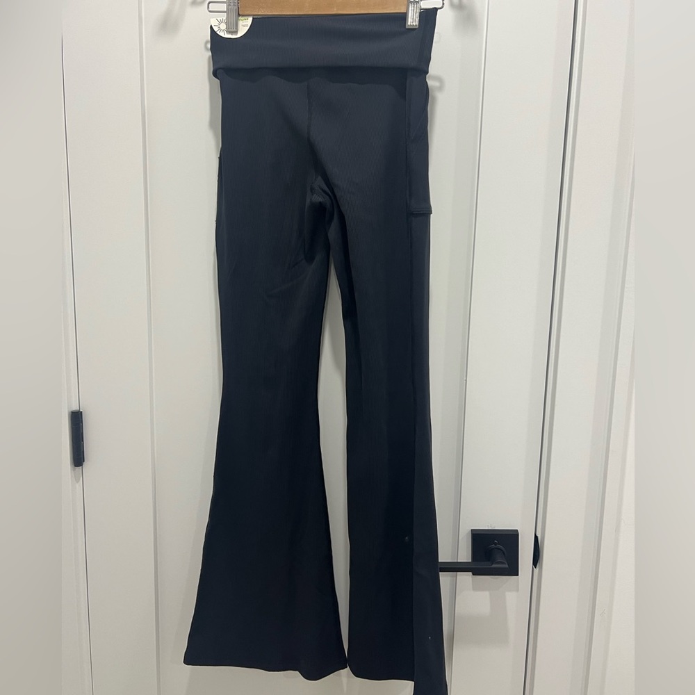 OFFLINE By Aerie Ribbed Pocket Foldover Flare Legging - Picture 4 of 4